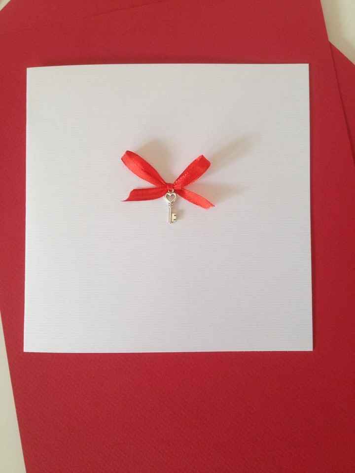 le papier rouge ira a l interieur du faire part et j ecrirais avec un stylo gel blanc 