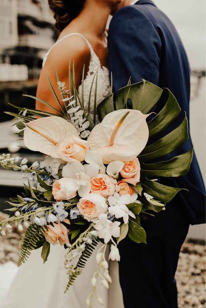 Bouquet de mariée et porte-alliances - 1