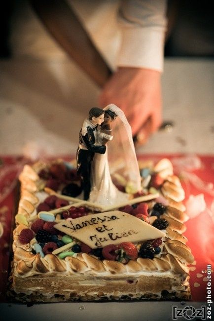 Découpage du Gâteau aux Fruits des bois meringué