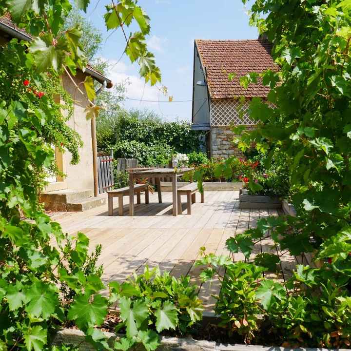 Terrasse du gîte avec table en bois