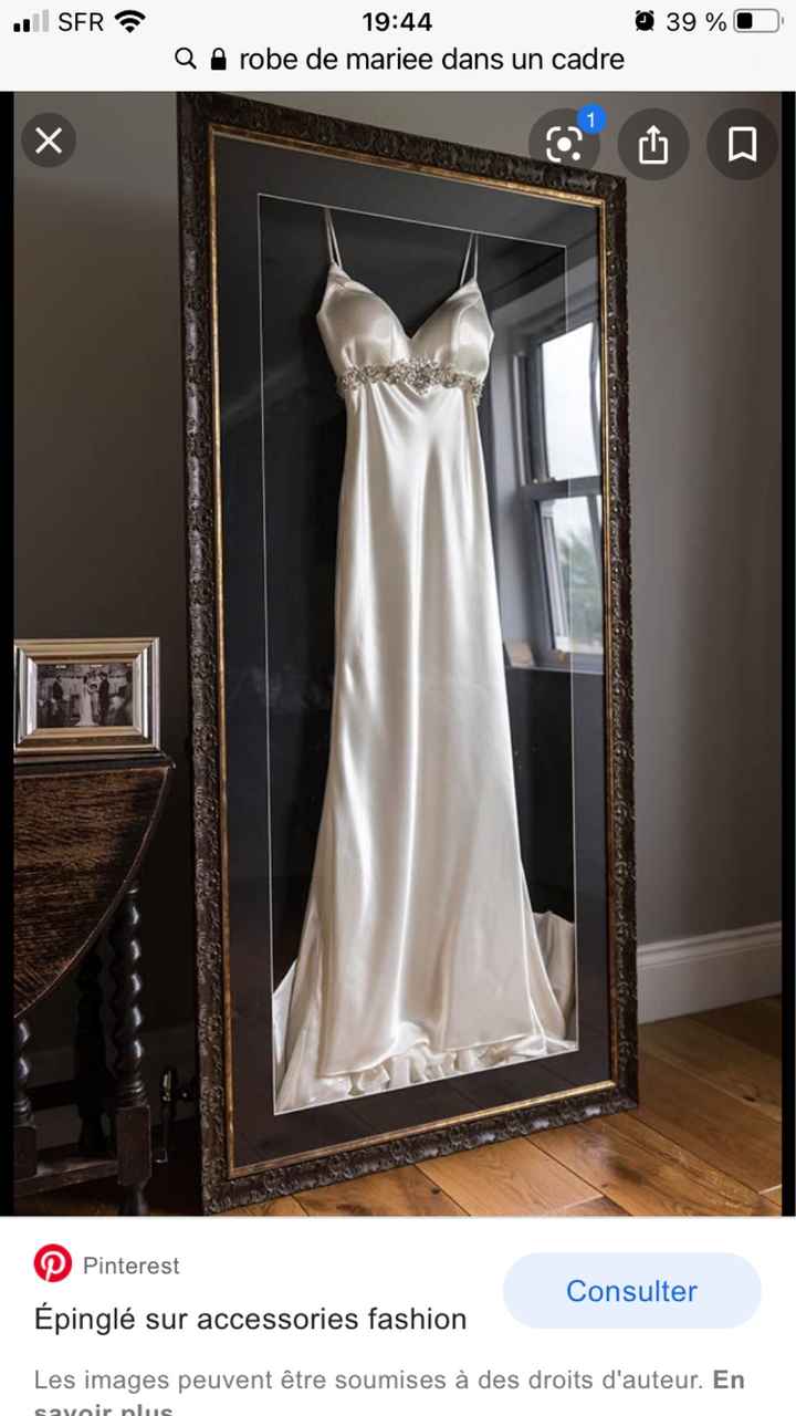 Robe de mariée sur mannequin - 1
