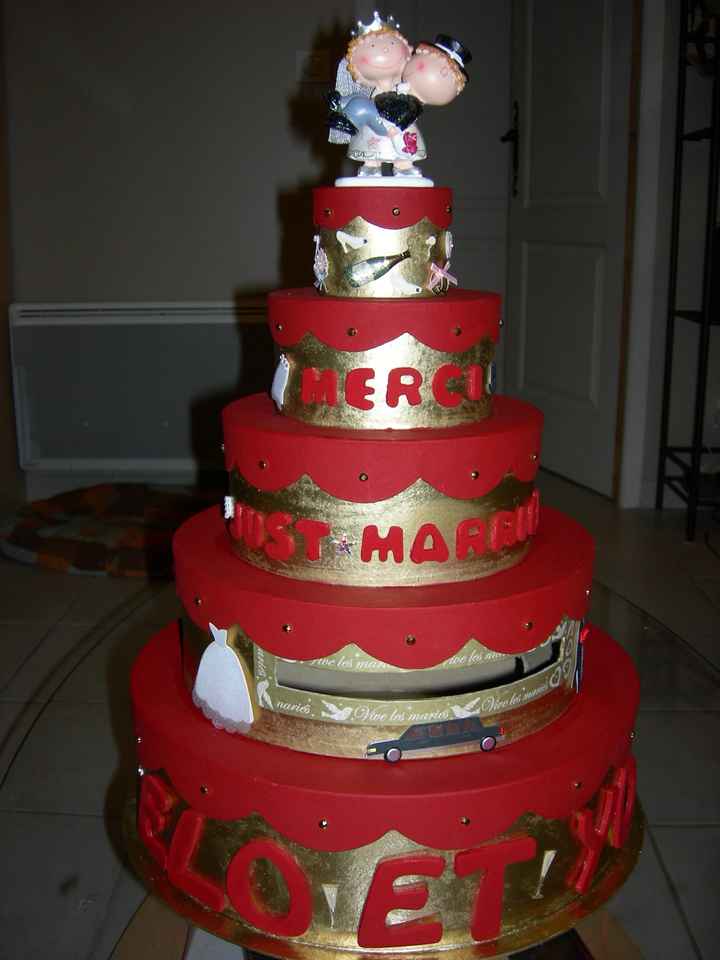 urne wedding cake rouge et or