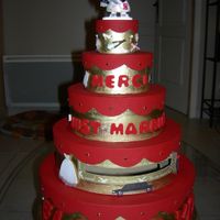 urne wedding cake rouge et or