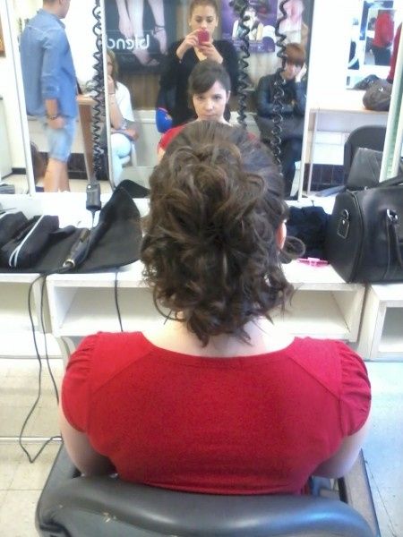 essais coiffure demie queue bouclée