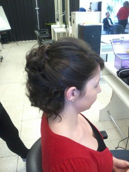 essais coiffure demi queue bouclée