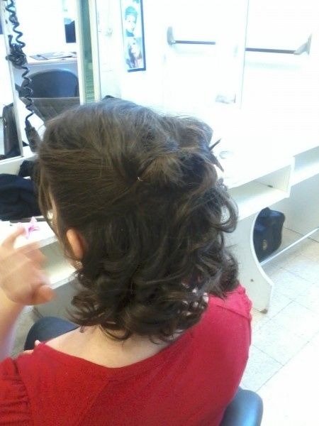 essais coiffure demi queue bouclée