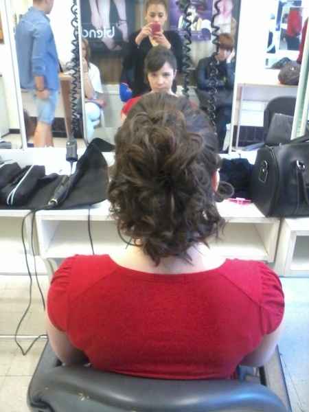 essais coiffure demie queue bouclée