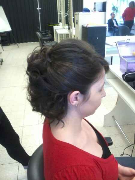 essais coiffure demi queue bouclée