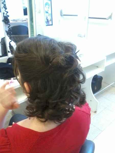 essais coiffure demi queue bouclée