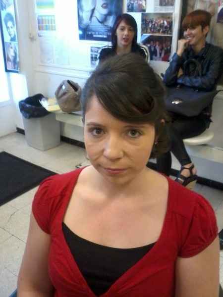 essais coiffure demi queue bouclée