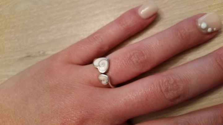 Qui porte une bague de fiançailles ? - 1