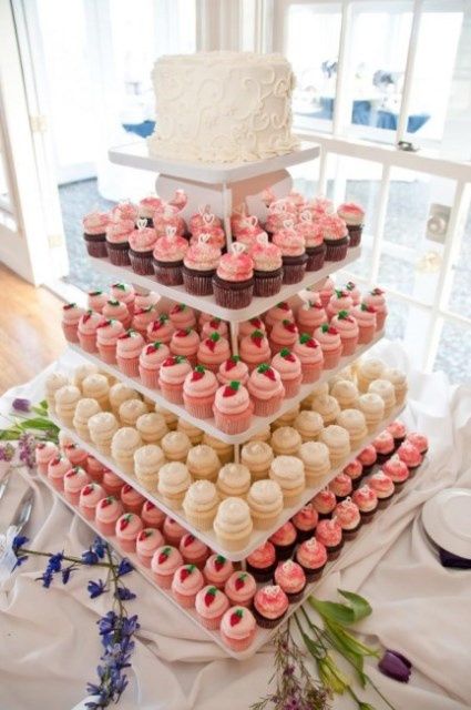 Pièce montée de cupcakes