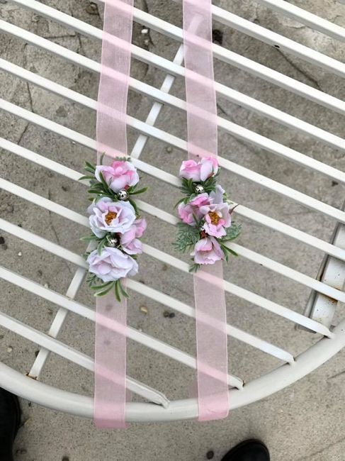 Les bracelets que j'ai commandé pour mes filles (le ruban sera blanc et les fleurs comme celle de mo