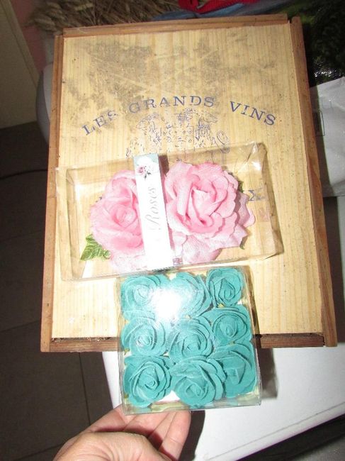 roses achetées à Action et boîte (à restaurer) trouvée chez mon papy !! et elle servira comme boite 