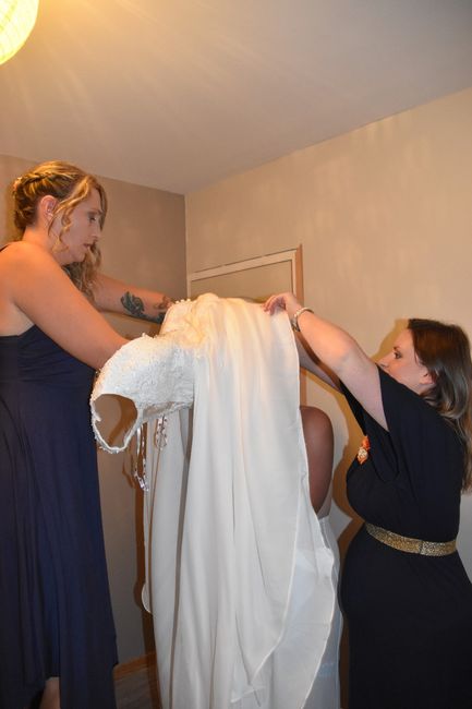 Qui vous aidera à mettre votre robe de mariée ? 👰 2