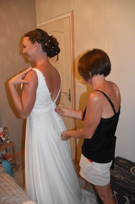 Qui vous aidera à mettre votre robe de mariée ? 👰 5