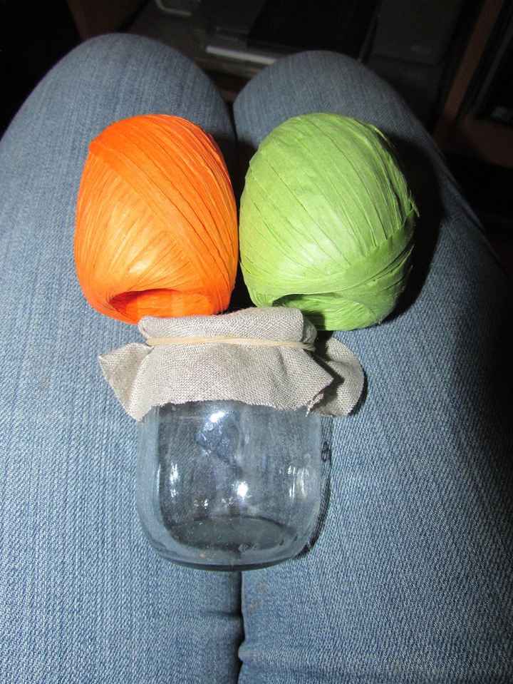 Voici mes pots, il y a un ruban vert ou un ruban orange sur chaque pot 