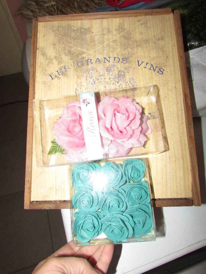 roses achetées à Action et boîte (à restaurer) trouvée chez mon papy !! et elle servira comme boite 