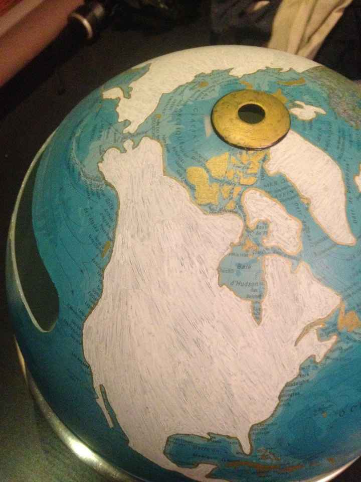 Etape 1 : je recouvre tout les continents au feutre Posca blanc (avant de coller un papier décoratif