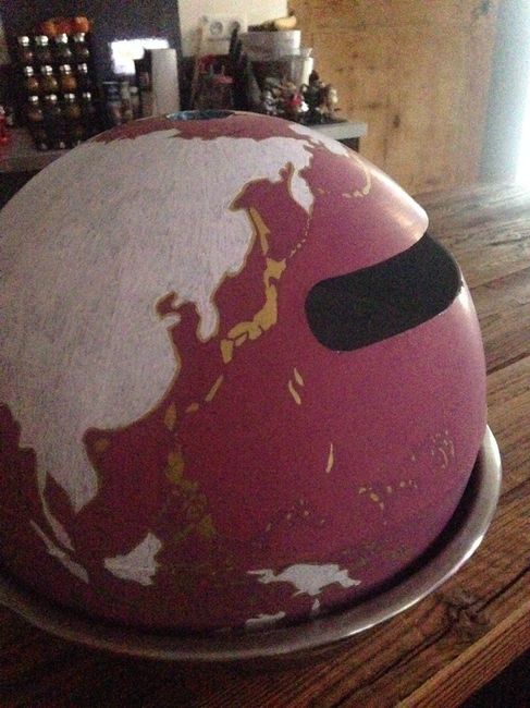 Toute la surface du globe est minutieusement recouverte de feutre Posca