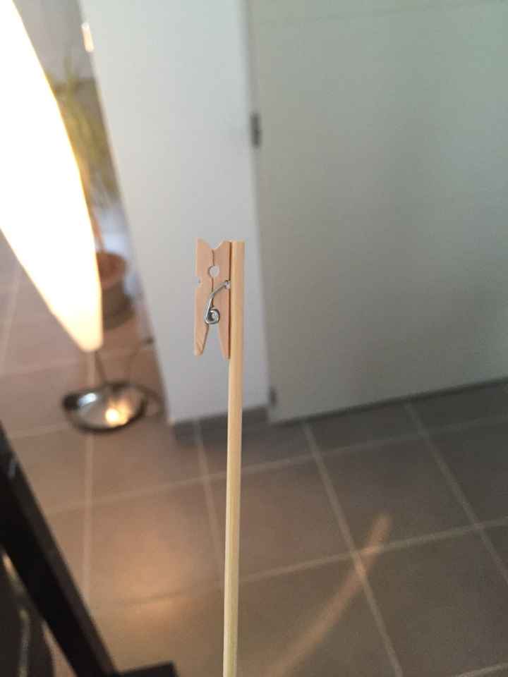 Petite astuce pour tenir mes numéros de table dans mon centre de table fleurs - 1