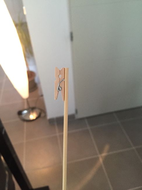 Petite astuce pour tenir mes numéros de table dans mon centre de table fleurs - 1