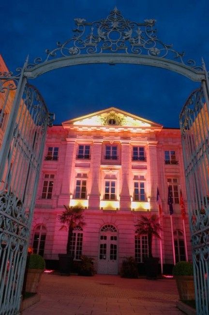 L'entrée de la mairie dans la rue piétonne