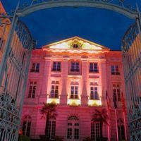 L'entrée de la mairie dans la rue piétonne