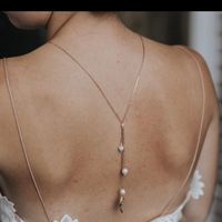 Collier de dos ou bijou de dos? - 1