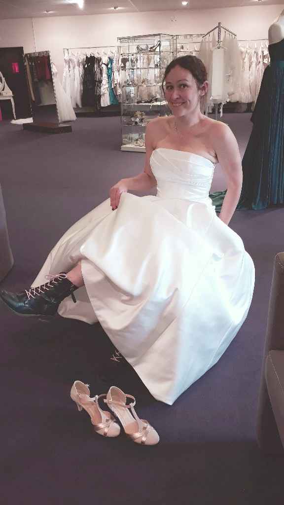 Retouches, chaussures bis et boutons roses.... - 1