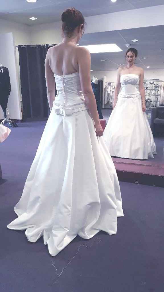 Retouches, chaussures bis et boutons roses.... - 2