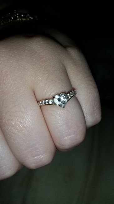 Qui porte une bague de fiançailles ? - 1
