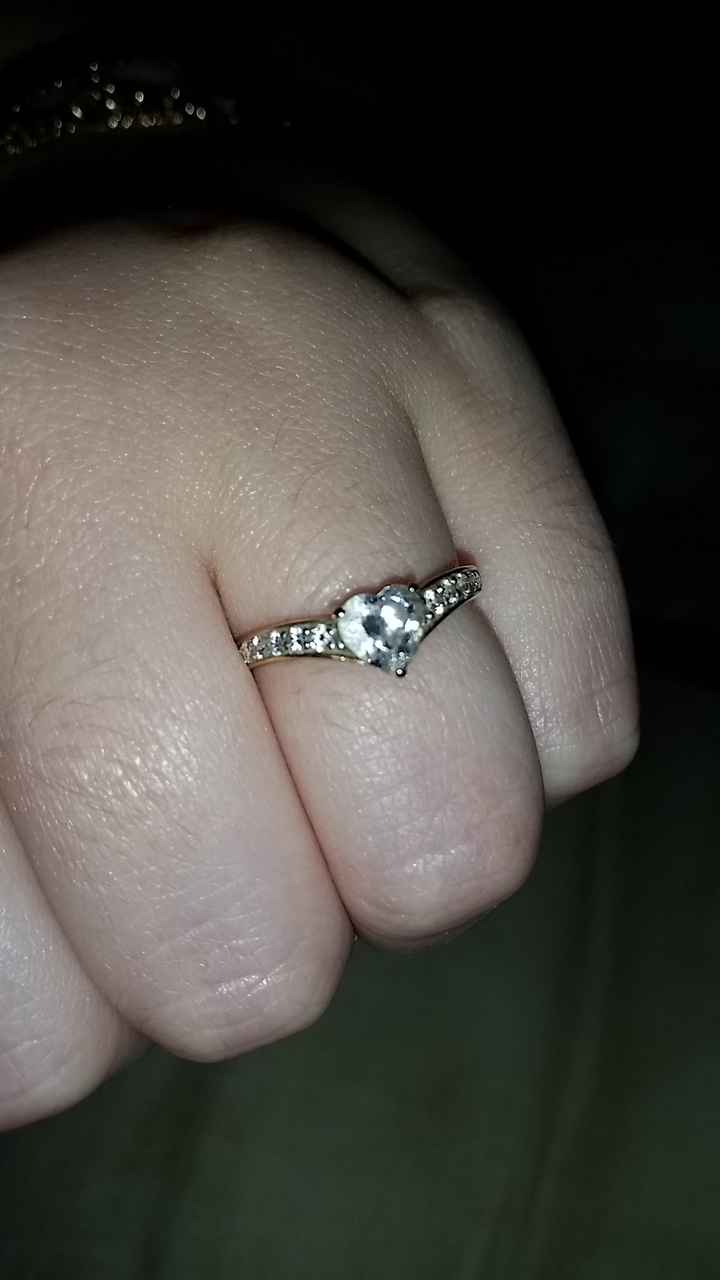 Qui porte une bague de fiançailles ? - 1