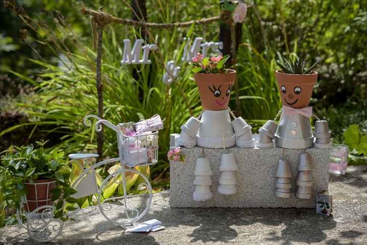 Quelques petits pots de fleurs, de la peinture ... et le tour est joué : deux petits mariés ... à cr