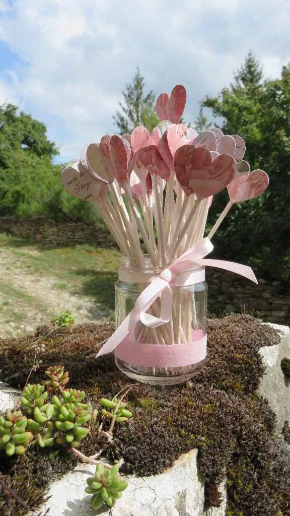 Avec des petits pics à brochettes en bois ...