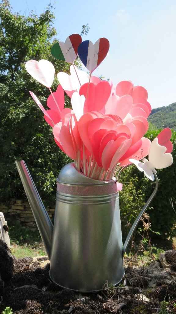 Avec de grands pics à brochettes en bois ...