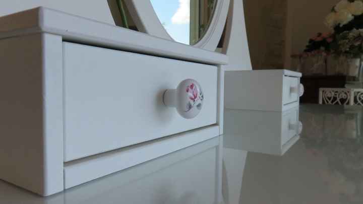 ... accessoirisée avec de jolis boutons de tiroirs