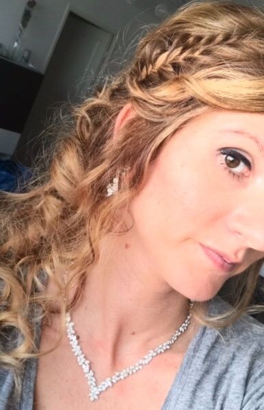 Collier et boucles d’oreille pendantes