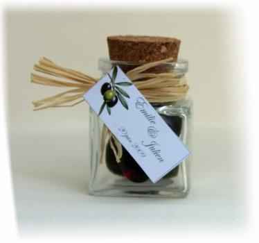 dragees olives dans bocal en verre