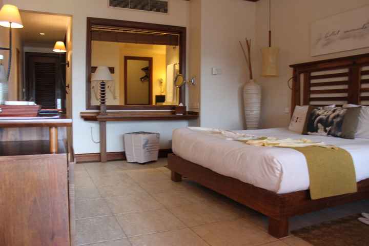 Chambre avec salle de bain au fond