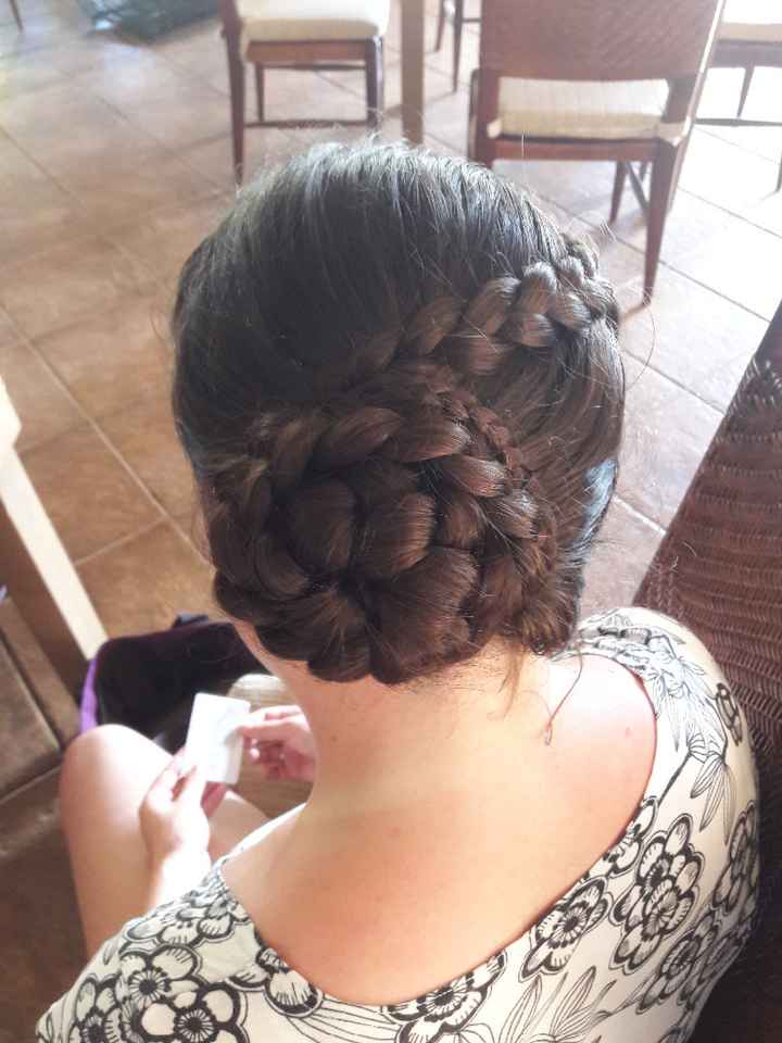 Une employée de l'hotel qui m'a coiffée gracieusement pour notre séance photo