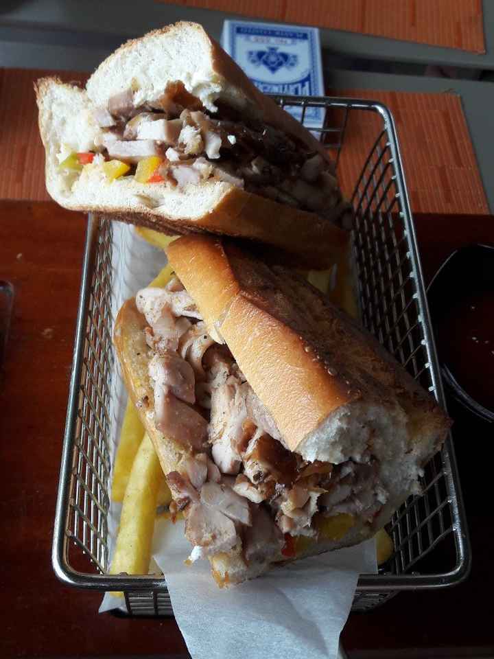 Mon repas préféré là bas, poulet, oignons caramélisés, poivrons, fromage à tartiner