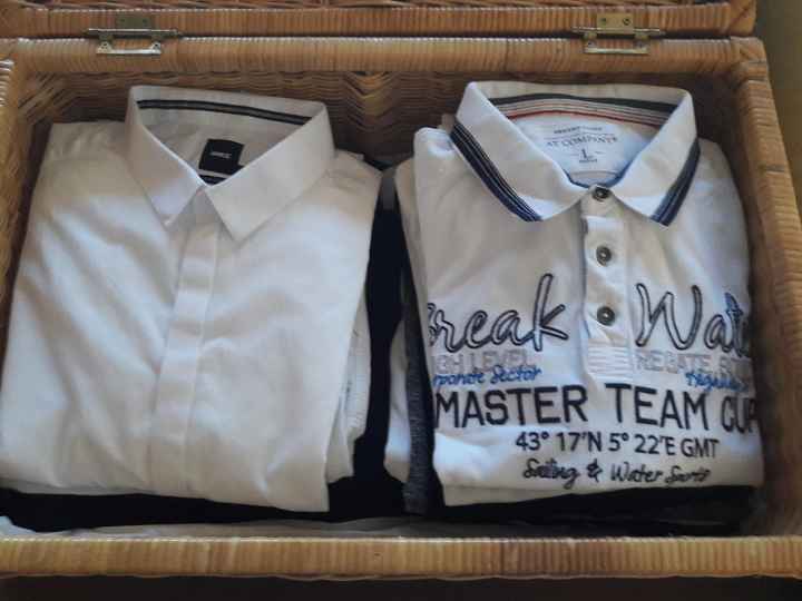 Linge lavé, plié, repassé et ramené dans des paniers pour le départ