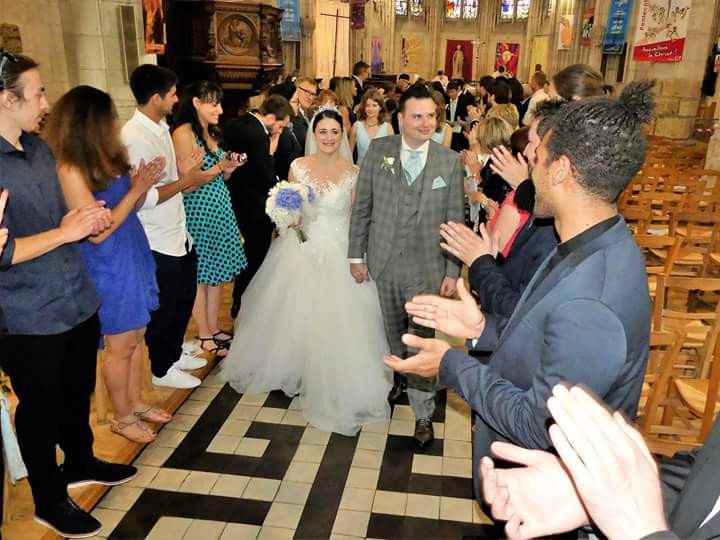 La sortie et notre haie d'honneur dans l'église