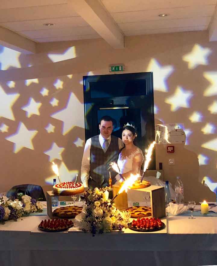 Les desserts, le tas de fleurs c'est la pièce montée