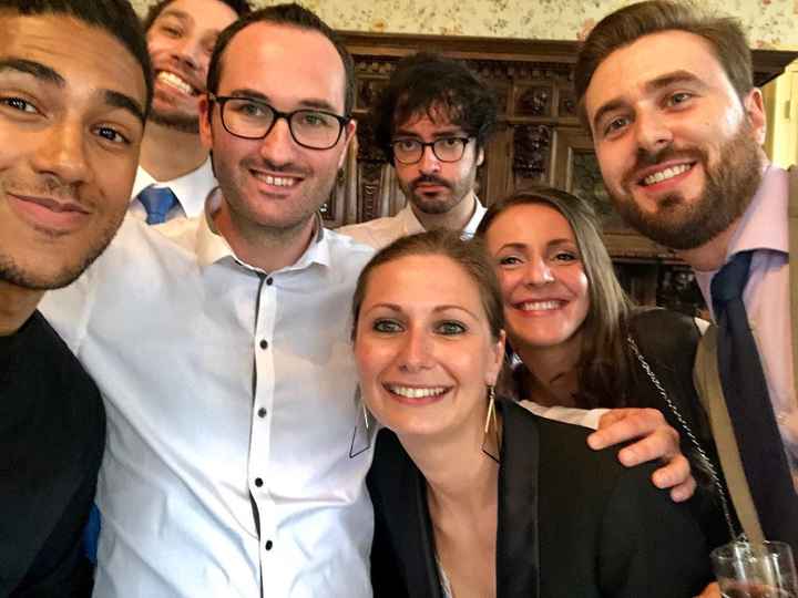 Notre DJ (avec la chemise blanche) et nos amis