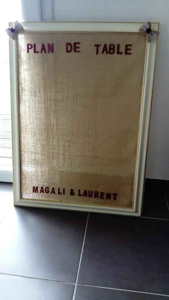 plan de table avec étiquettes de vin a personalisé