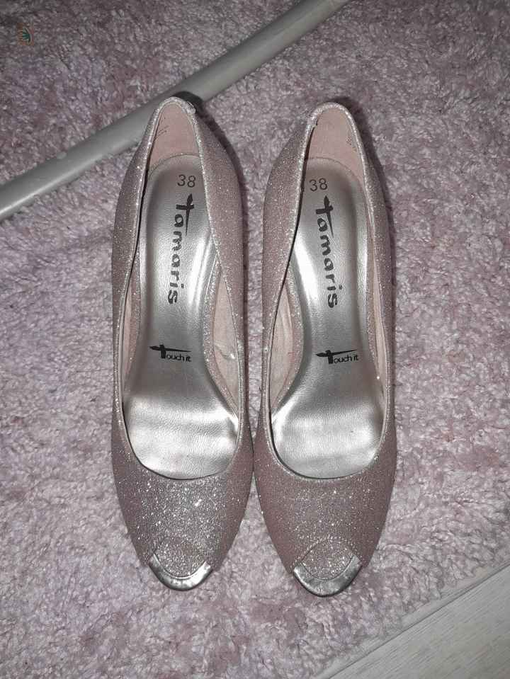 Chaussures et parure de bijoux reçus - 1
