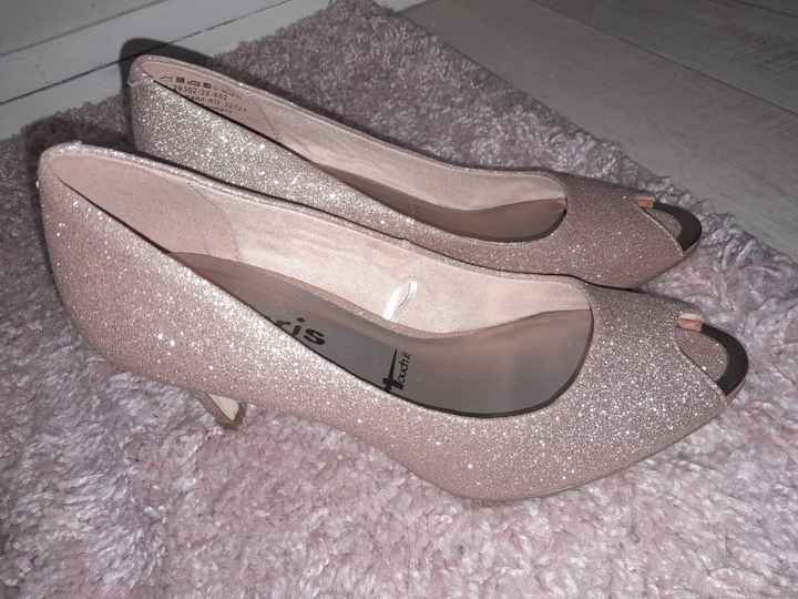 Chaussures et parure de bijoux reçus - 2