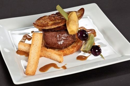 Tournedos de Boeuf au Foie Gras Poêlé façon rossini brochette de fruits caramélises et nid de pommes